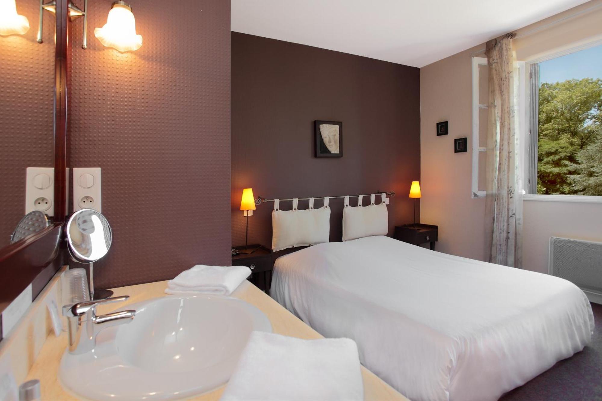 Logis Deshors-Foujanet Hotel Chamboulive Eksteriør billede
