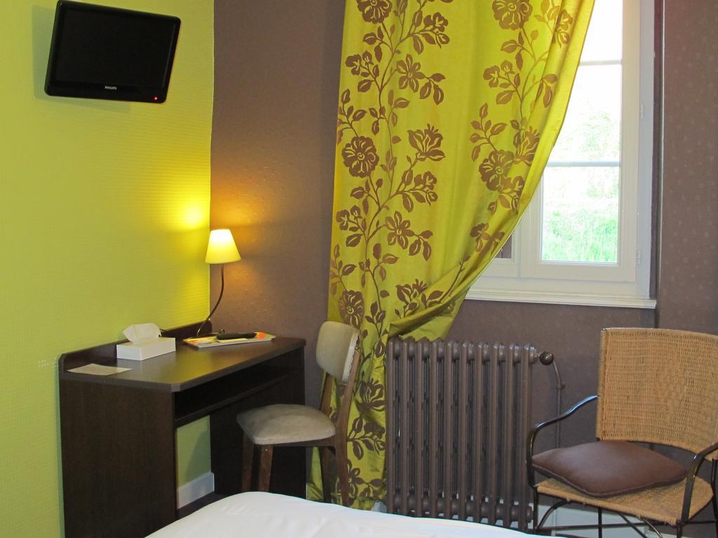Logis Deshors-Foujanet Hotel Chamboulive Eksteriør billede